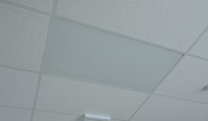 Select plafondverwarmingen in het kantoor van het magazijn