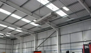 Power 8 plafond opgehangen in fabriek