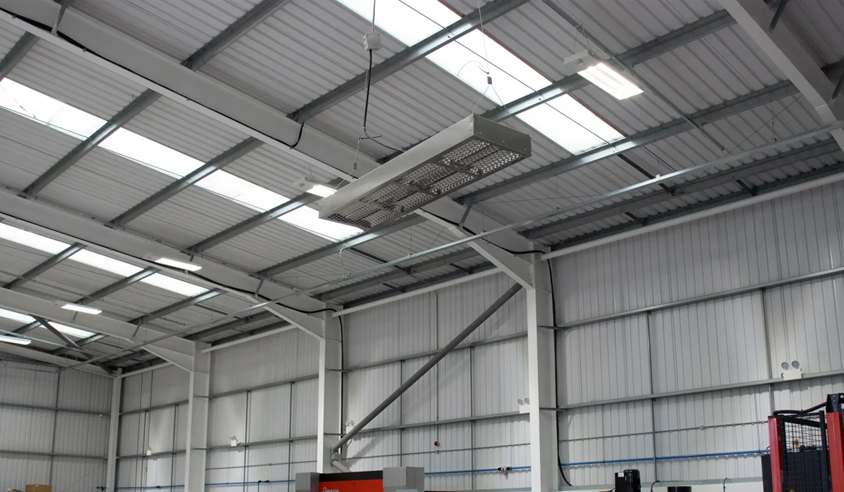 Power 8 plafond opgehangen in fabriek