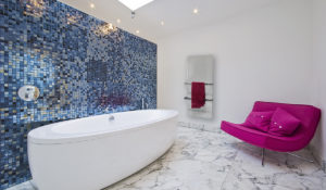 Witte XLS handdoekverwarming in de badkamer