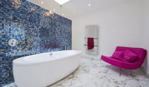 Witte XLS handdoekverwarming in de badkamer