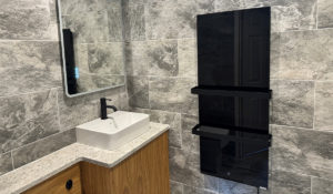 XLS handdoekverwarming geïnstalleerd in moderne badkamer