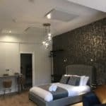 Herschel Select XL Witte panelen plafondmontage in een slaapkamer
