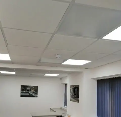 Herschel witte panelen plafondmontage in kantoorruimte