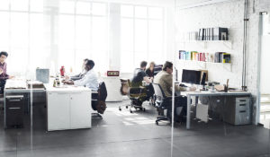 Onder bureauverwarming in kantoor