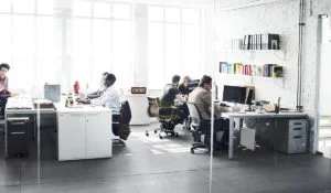 Onder bureauverwarming in kantoor