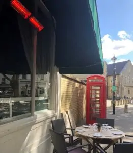 Herschel Manhattans verwarmt restaurant in de buitenlucht