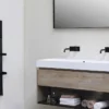 Zwarte handdoekhouder in witte badkamer