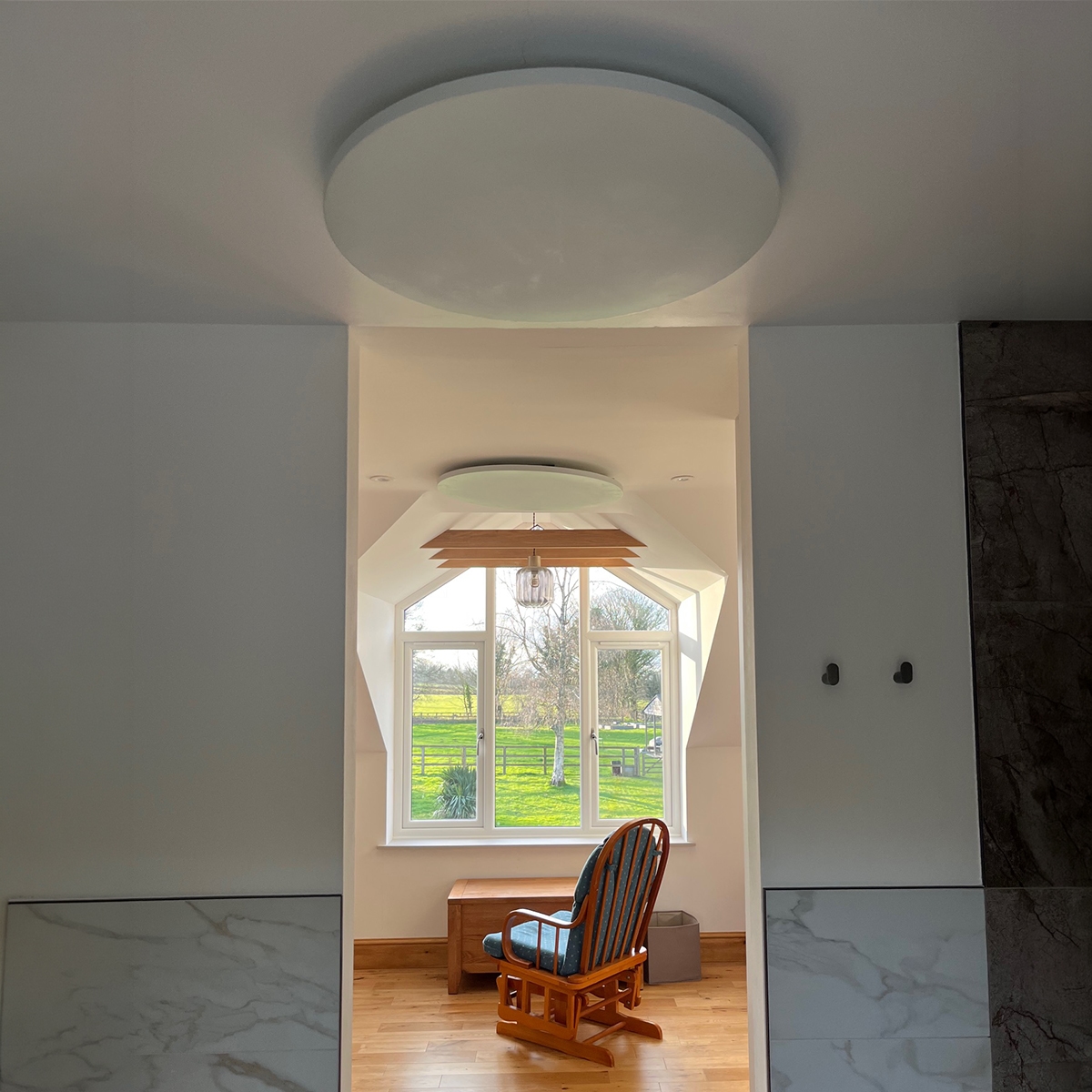 Select XLS Rond - Witte panelen aan het plafond bevestigd in woning