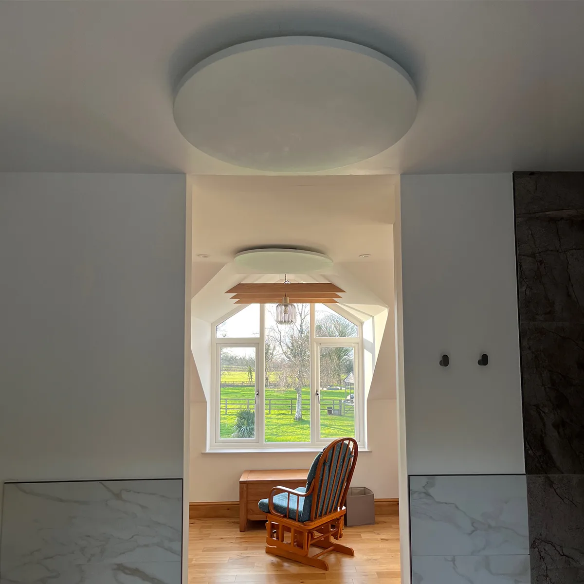 Select XLS Rond - Witte panelen aan het plafond bevestigd in woning