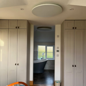 Select XLS Rond - Witte panelen geïnstalleerd in woonruimte en badkamer