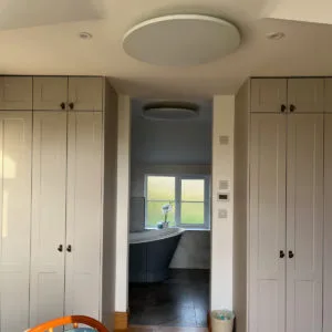 Select XLS Rond - Witte panelen geïnstalleerd in woonruimte en badkamer