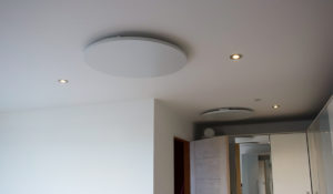 XLS Rond wit plafond installeren in slaapkamer