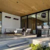 Buitenlounge verwarmd met Herschel Rio designverwarmers