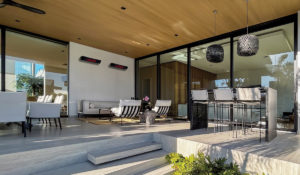 Buitenlounge verwarmd met Herschel Rio designverwarmers