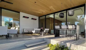 Buitenlounge verwarmd met Herschel Rio designverwarmers