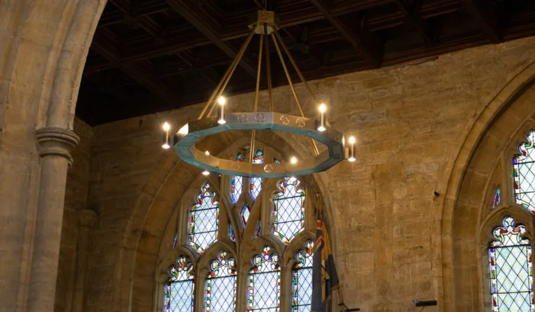 Halo-installatie in de All Saints-Kerk