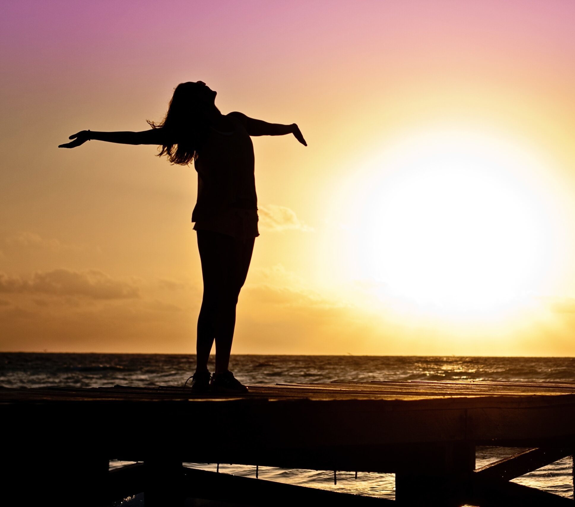 Silhouet van een vrouw die in de zon ligt
