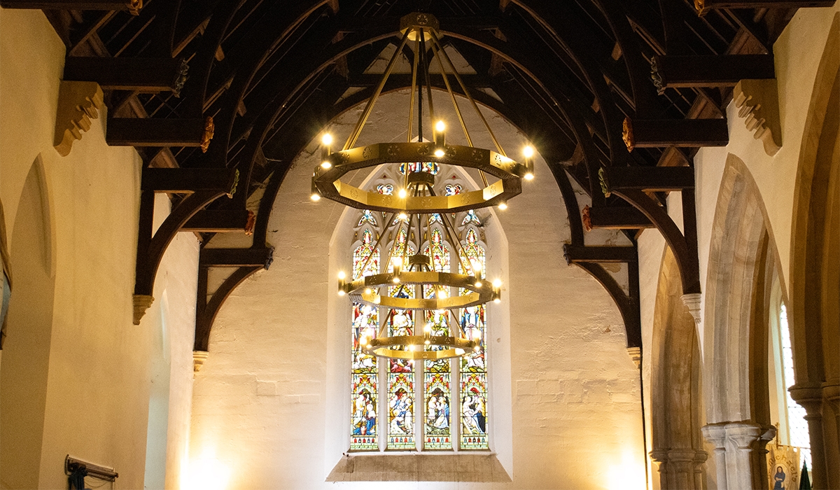 Halo-verwarmers hangen aan het plafond boven het schip