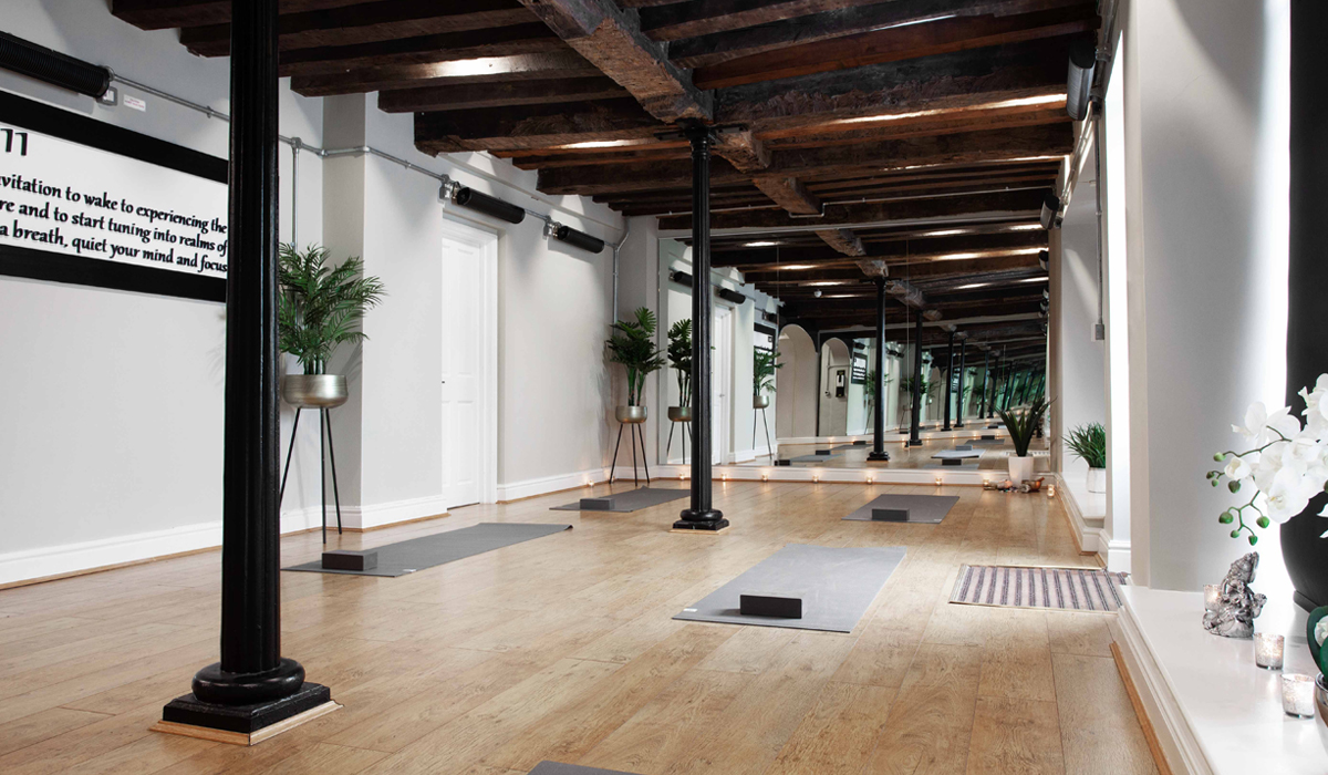 Herschel Aspect-radiatoren zonder licht geïnstalleerd op de muur van een hot yogastudio