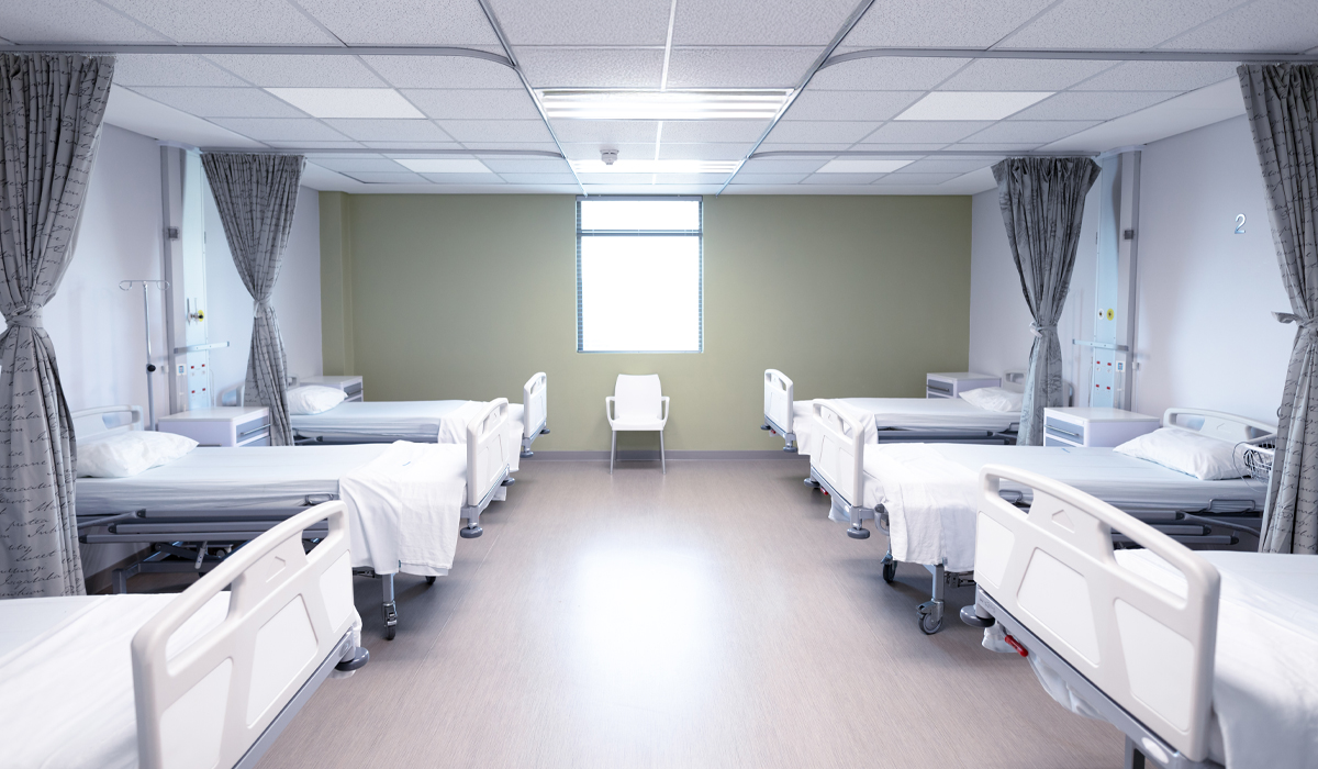 Plafondtegelverwarmers geïnstalleerd in het ziekenhuis