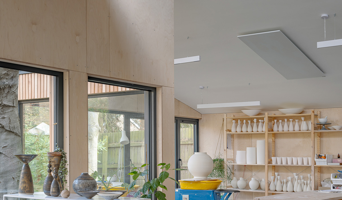 De keramiekstudio van Okopod wordt duurzaam verwarmd door Herschel infrarood.