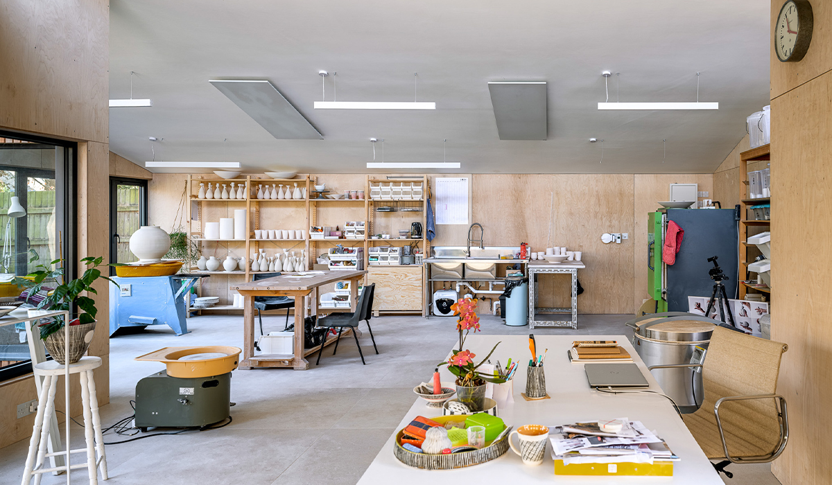 De ruimte van Okopod Ceramic Studio wordt verwarmd met Herschel infraroodpanelen.