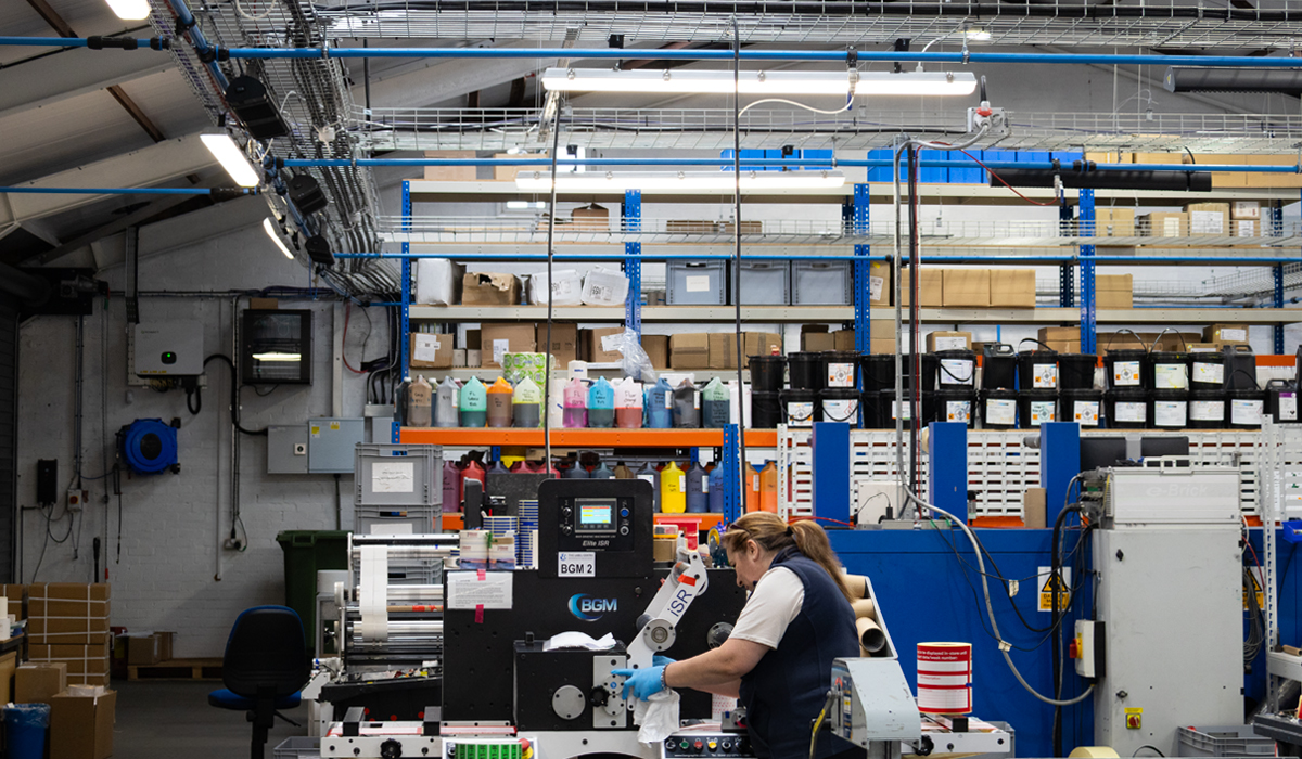 De Herschel Manhattan verwarmt een specifiek gedeelte van de fabrieksvloer.