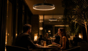 Een stel geniet van de warmte op Ibiza in een luxueus restaurant.
