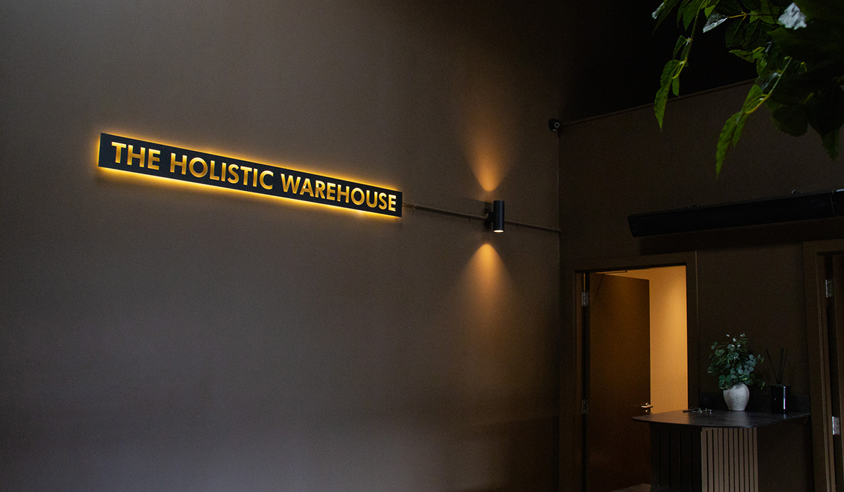 Het bord van The Holistic Warehouse