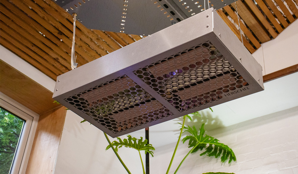Herschel Power 4-verwarming in zilver verwarmt een hot yoga-studio van